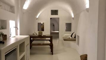 Family Suite, 1 Bedroom, Caldera & Sea View | In-room safe, iron/ironing board, bed sheets