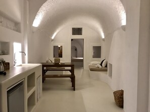 Family Suite, 1 Bedroom, Caldera & Sea View | Coffres-forts dans les chambres, fer et planche à repasser