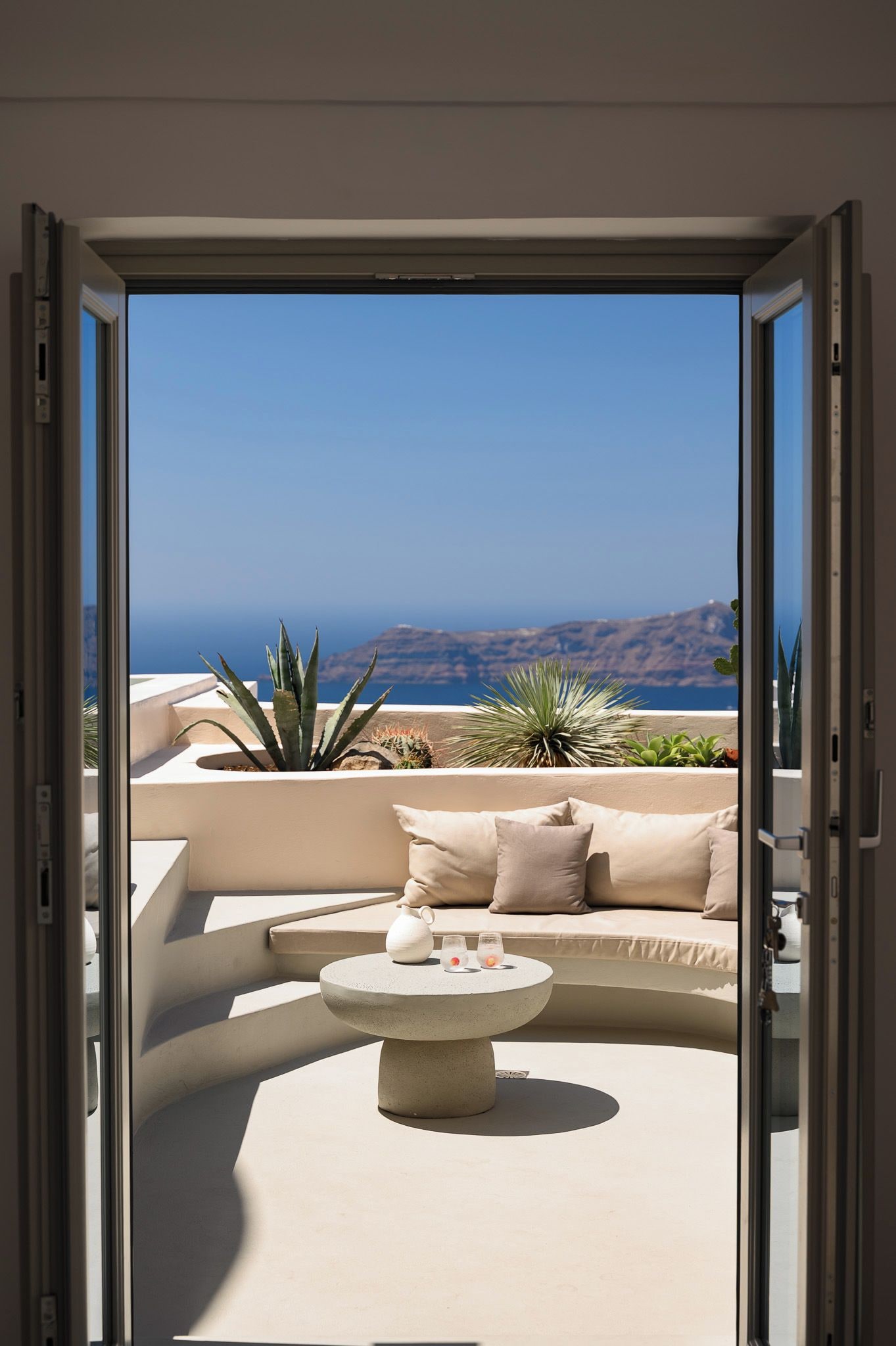 Ein modernes Interieur mit Blick auf das Meer und die Berge.