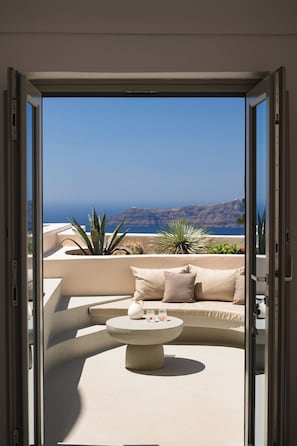 Un interior moderno con vistas al mar y a las montañas.