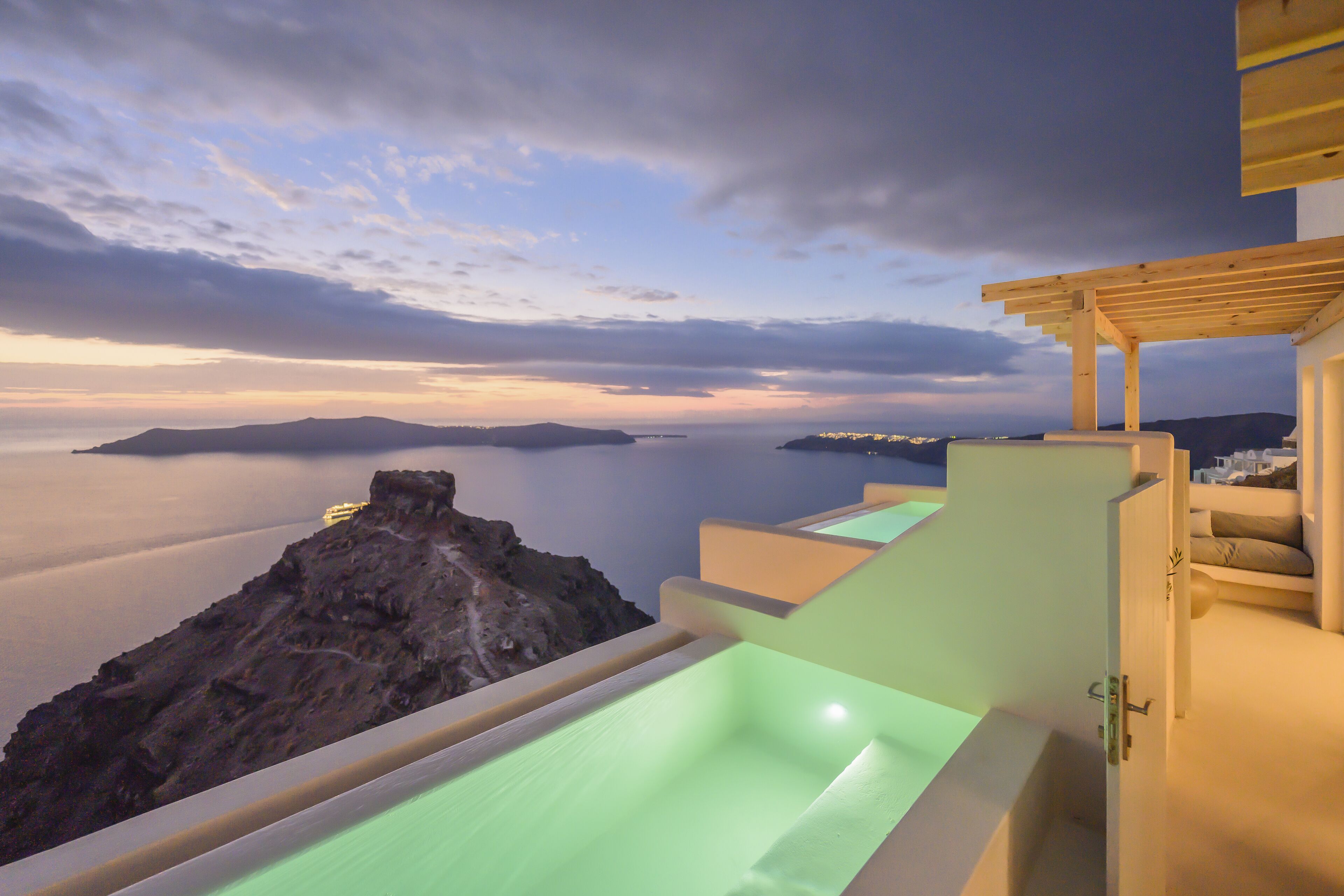 Executive Honeymoon Suite, Hot Tub, Caldera & Sea View | In-room safe, iron/ironing board (on request), bed sheets