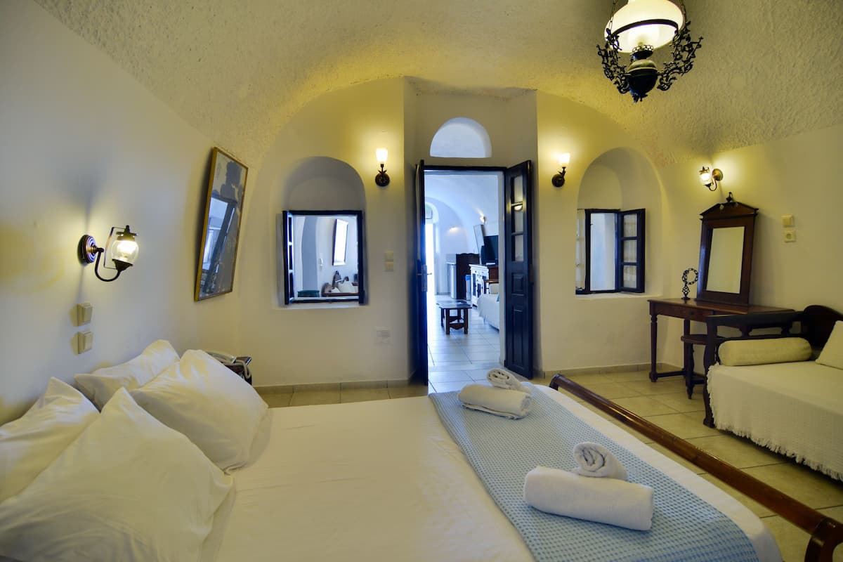 Deluxe Suite, 2 Bedrooms, Caldera & Sea View | 저자극성 침구, 객실 내 금고, 다리미/다리미판, 침대 시트