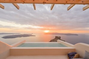 Executive Honeymoon Suite, Hot Tub, Caldera & Sea View | 露台