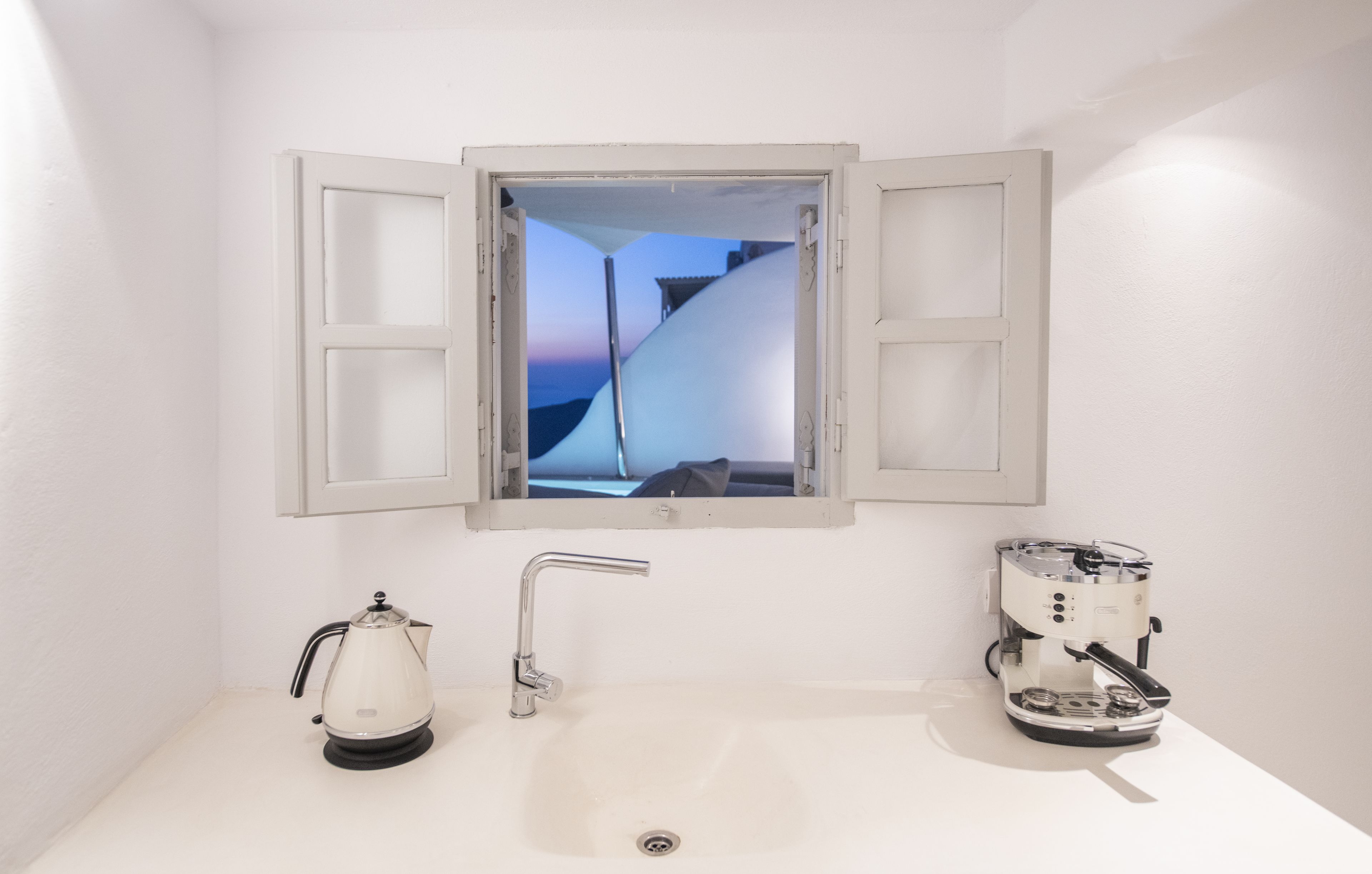 premium suite, 2 bedrooms, hot tub, ocean view | coffee and/or coffee maker