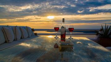 Deluxe Suite, 2 Bedrooms, Caldera & Sea View | Terrasse/patio