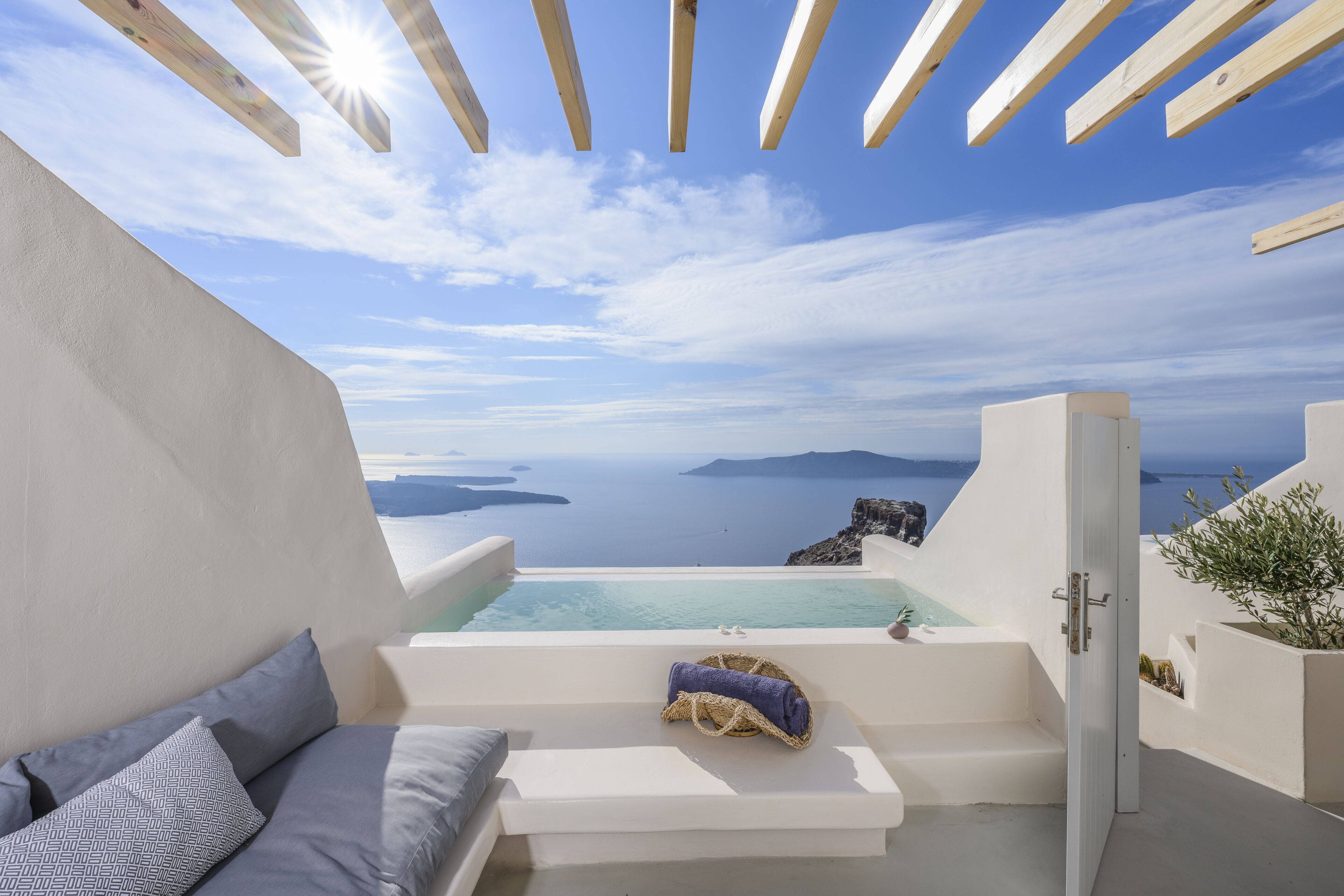 Executive Honeymoon Suite, Hot Tub, Caldera & Sea View | Seprai antialergi, brankas, setrika/meja setrika, dan seprai linen