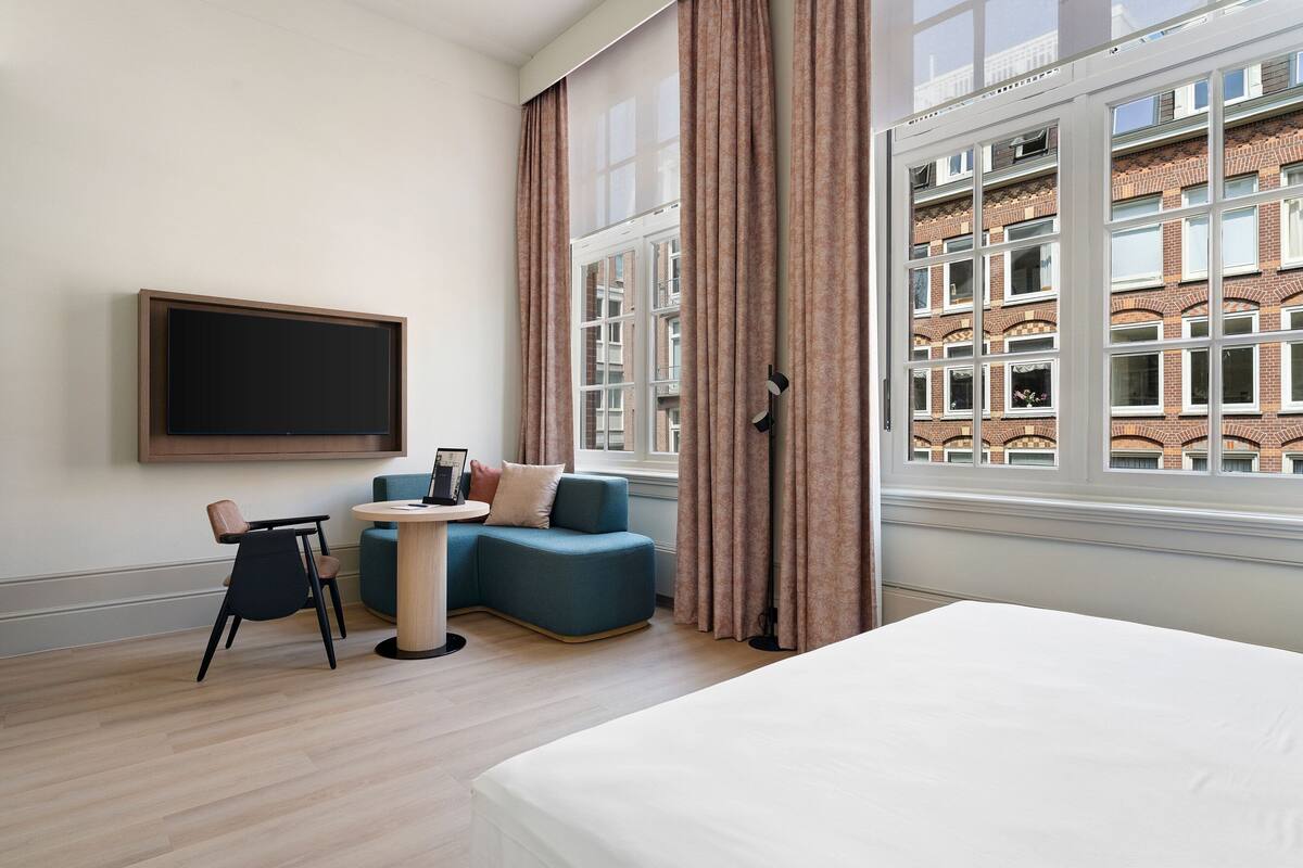 Suíte júnior, 1 cama King, para não fumantes | 1 quarto, roupas de cama premium, edredons de pluma