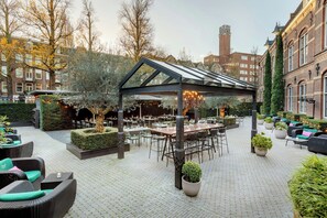 Petit déjeuner, déjeuner et dîner servis sur place, vue sur le jardin