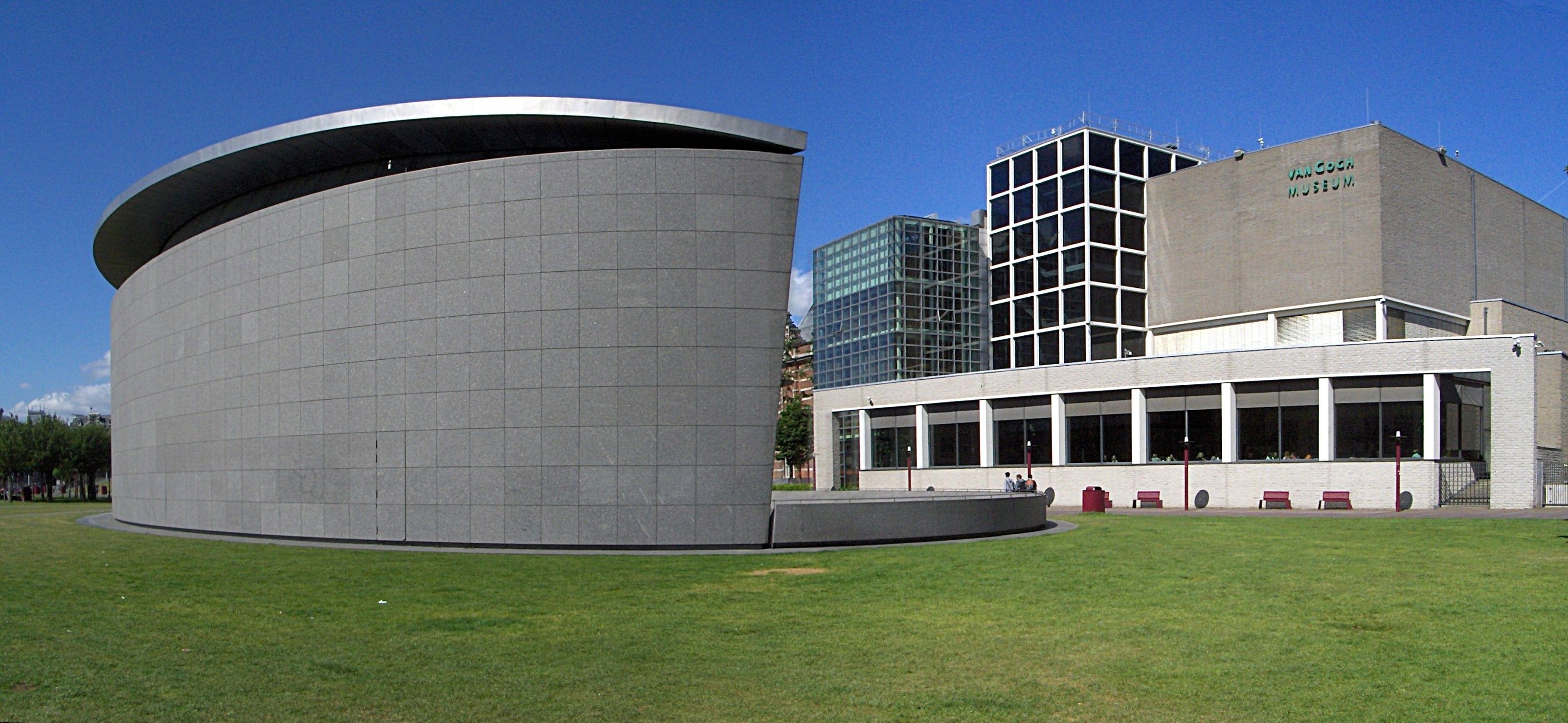 Un edificio moderno con estructura curva y extensión de techo plano.