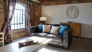 Executive Apartment, 2 Bedrooms | Living room - Fox Apartments (London)
