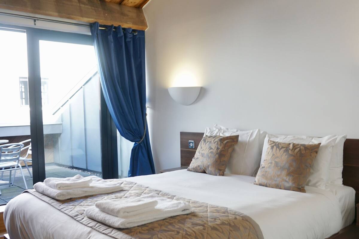 Executive Apartment, 2 Bedrooms | 2 bedrooms, premium bedding, iron/ironing board, cribs (free)