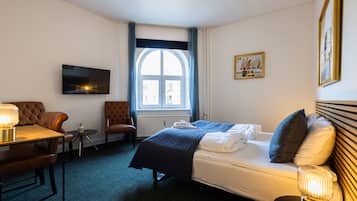 Familierom | Skrivebord, blendingsgardiner, strykejern/-brett og barnesenger