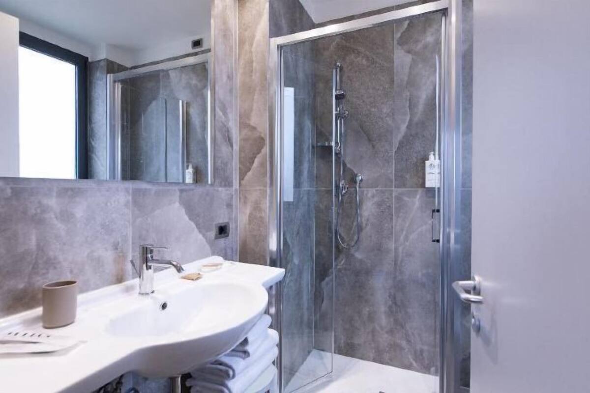 Badkamer | Een haardroger, een bidet, handdoeken
