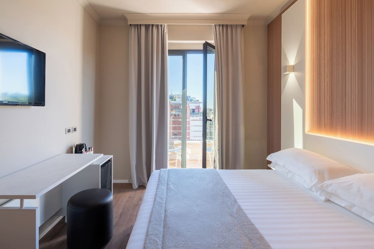 In-room safe, desk, soundproofing, bed sheets