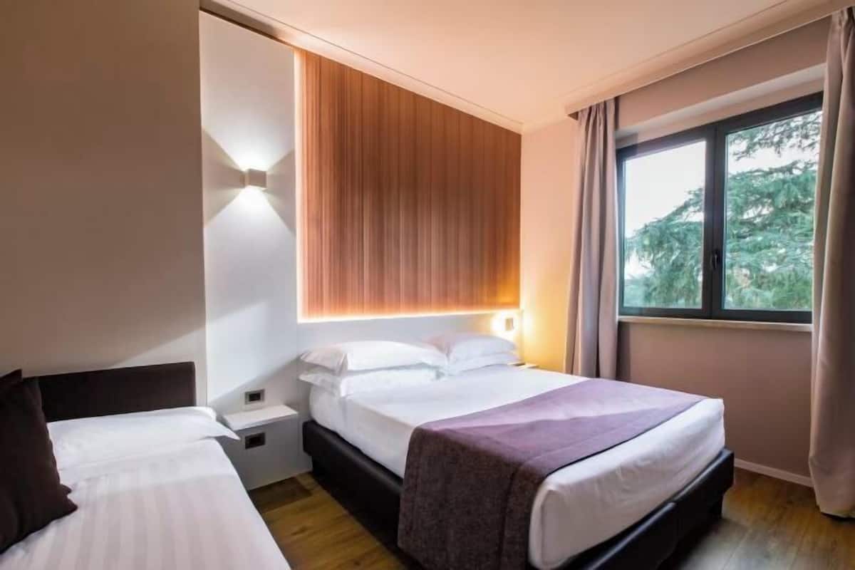Een kluis op de kamer, een bureau, geluiddichte muren, beddengoed