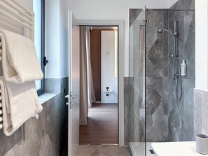 Hair dryer, bidet, towels - Garner Hotel Rome Aurelia by IHG (Rome)
