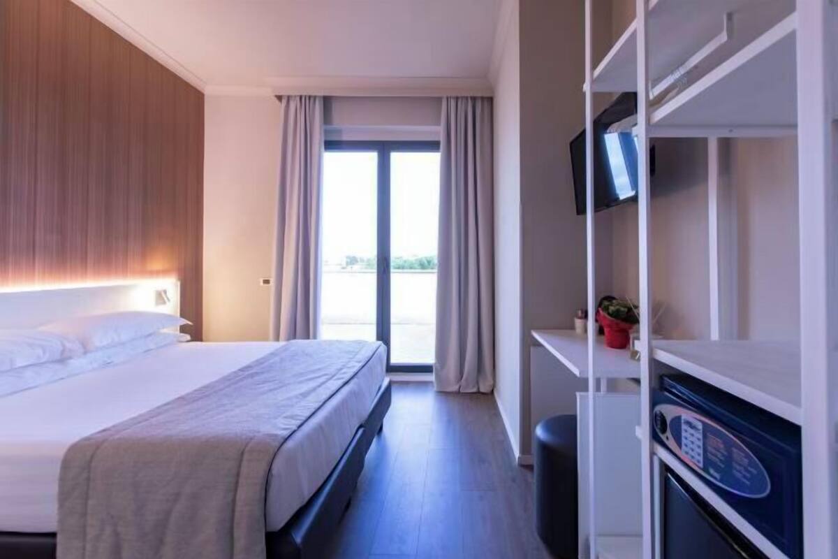 Een kluis op de kamer, een bureau, geluiddichte muren, beddengoed
