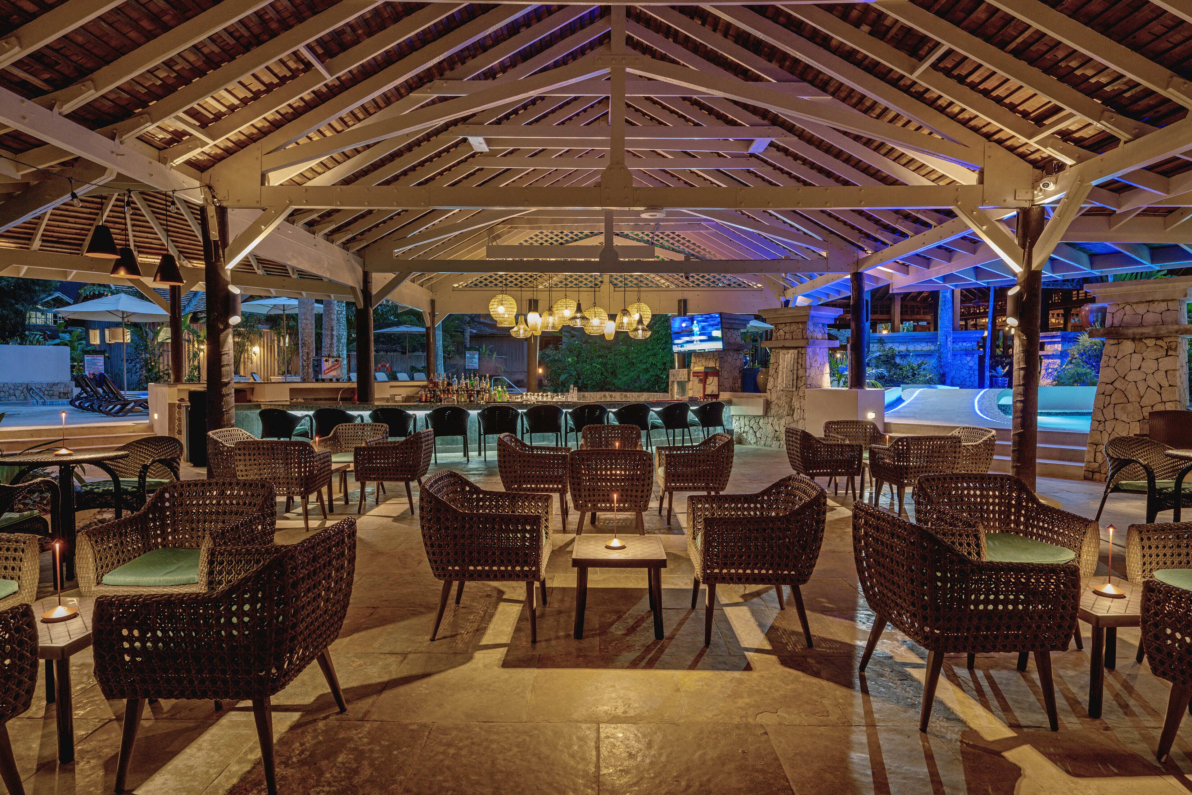 Bar en bord de piscine