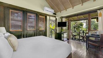 Pillowtop beds, free minibar, in-room safe, desk