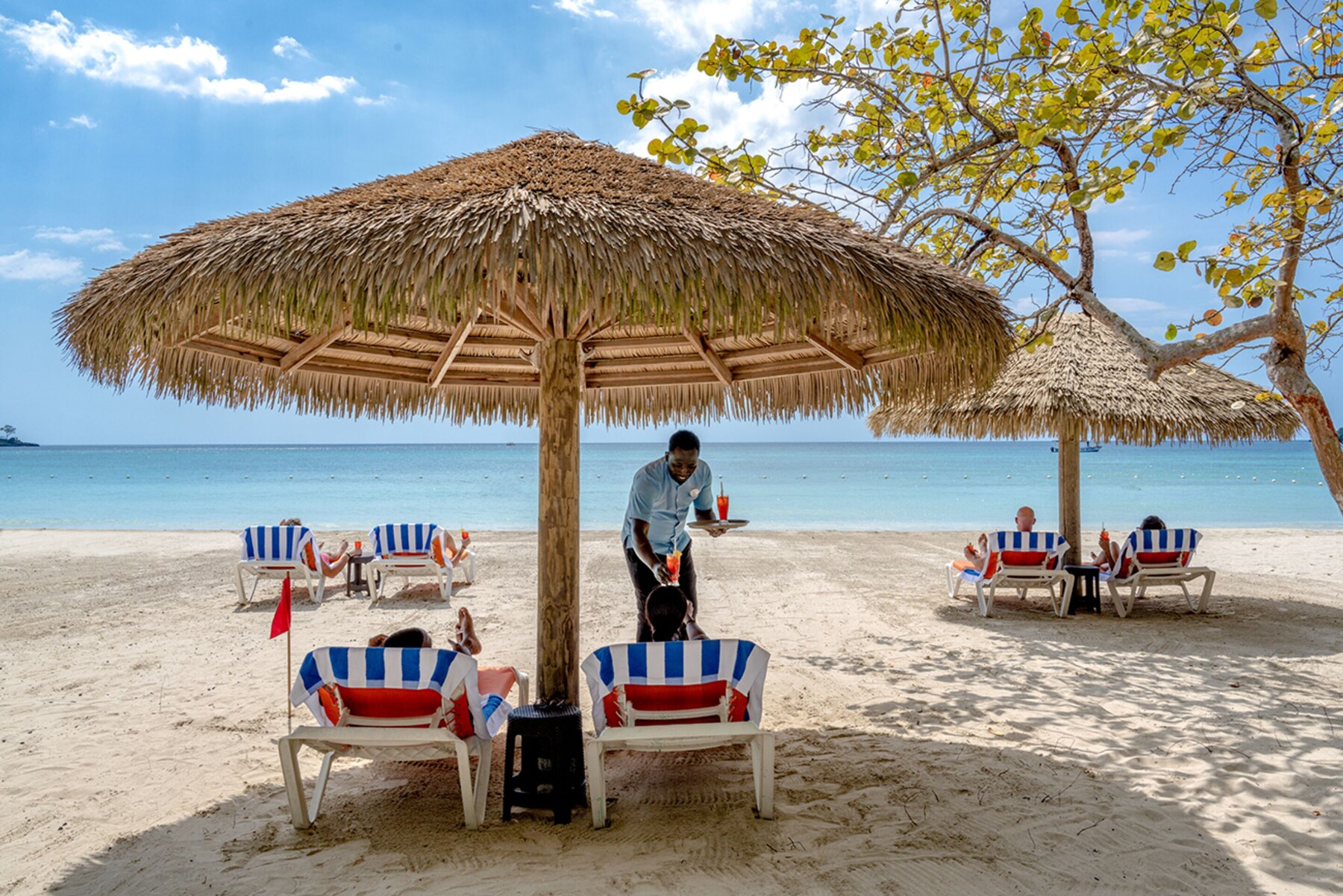 Privatstrand, weißer Sandstrand, Liegestühle, Sonnenschirme