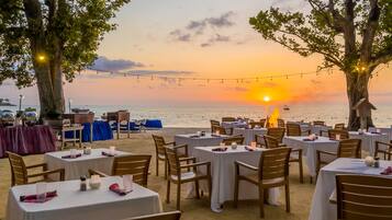 4 restaurantes, se sirven desayunos, comidas, cenas y cocina caribeña