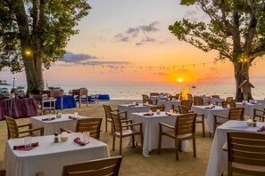 4 restaurants, breakfast, lunch, dinner served; Caribbean cuisine