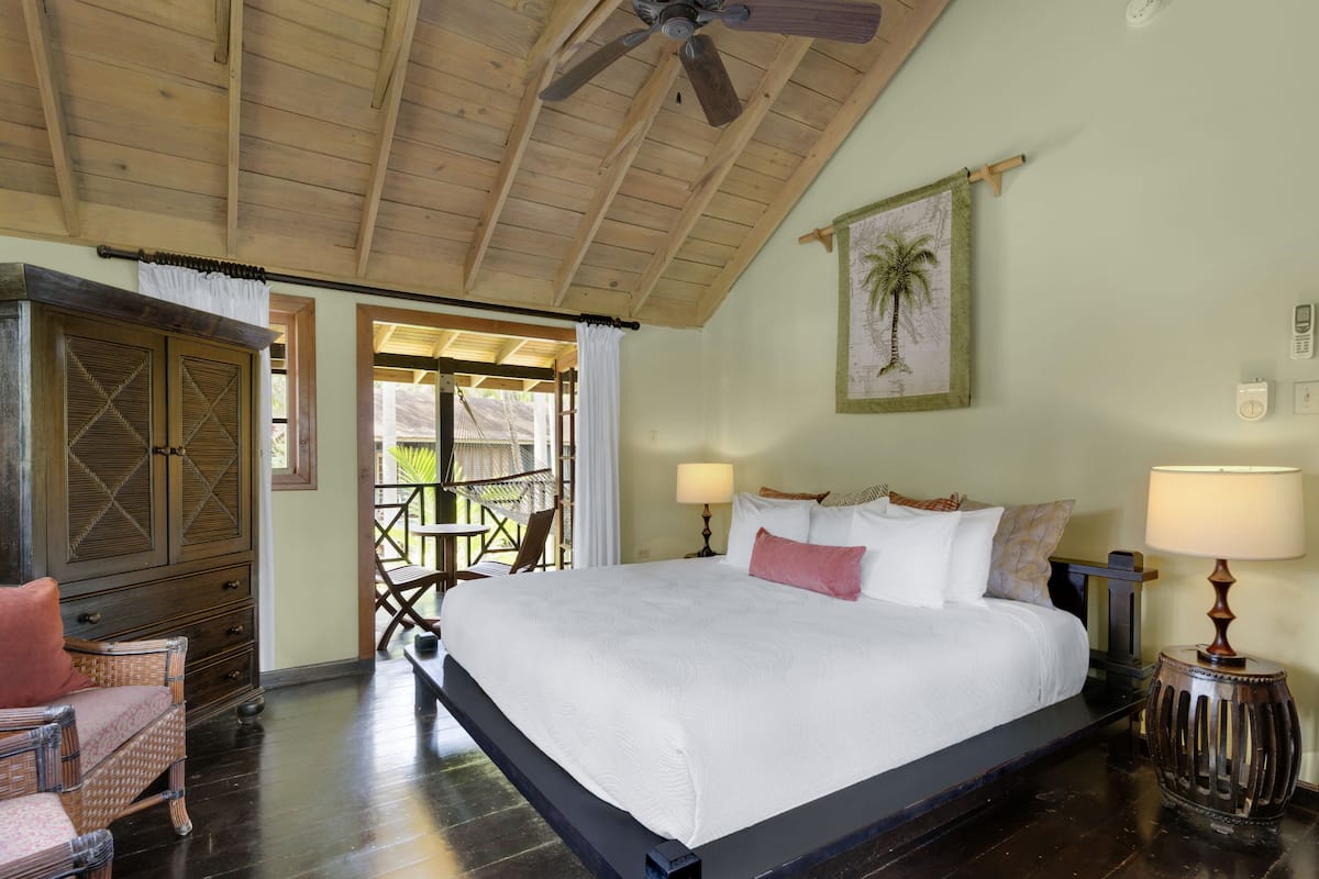 Treetop 1-Bedroom Suite | ピロートップベッド、ミニバー (無料)、セーフティボックス (室内)、デスク