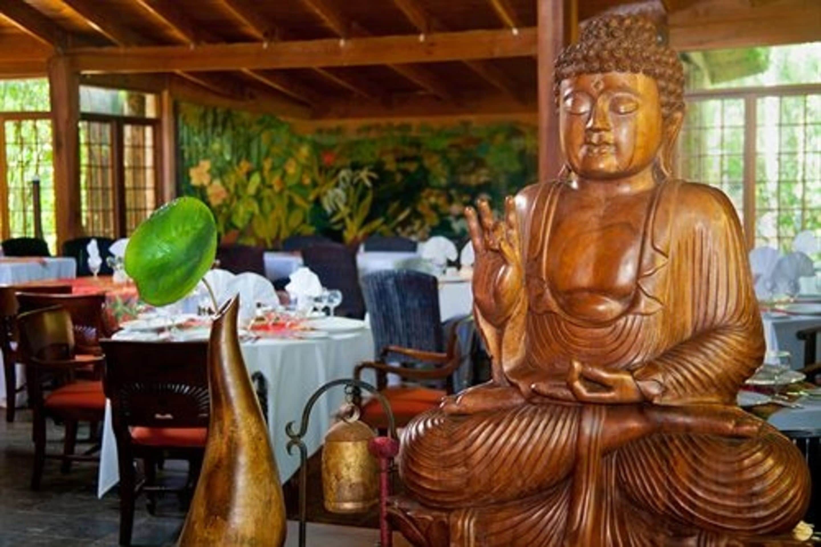 4 restaurants; breakfast, lunch, and dinner served