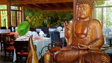 4 restaurants; breakfast, lunch, and dinner served