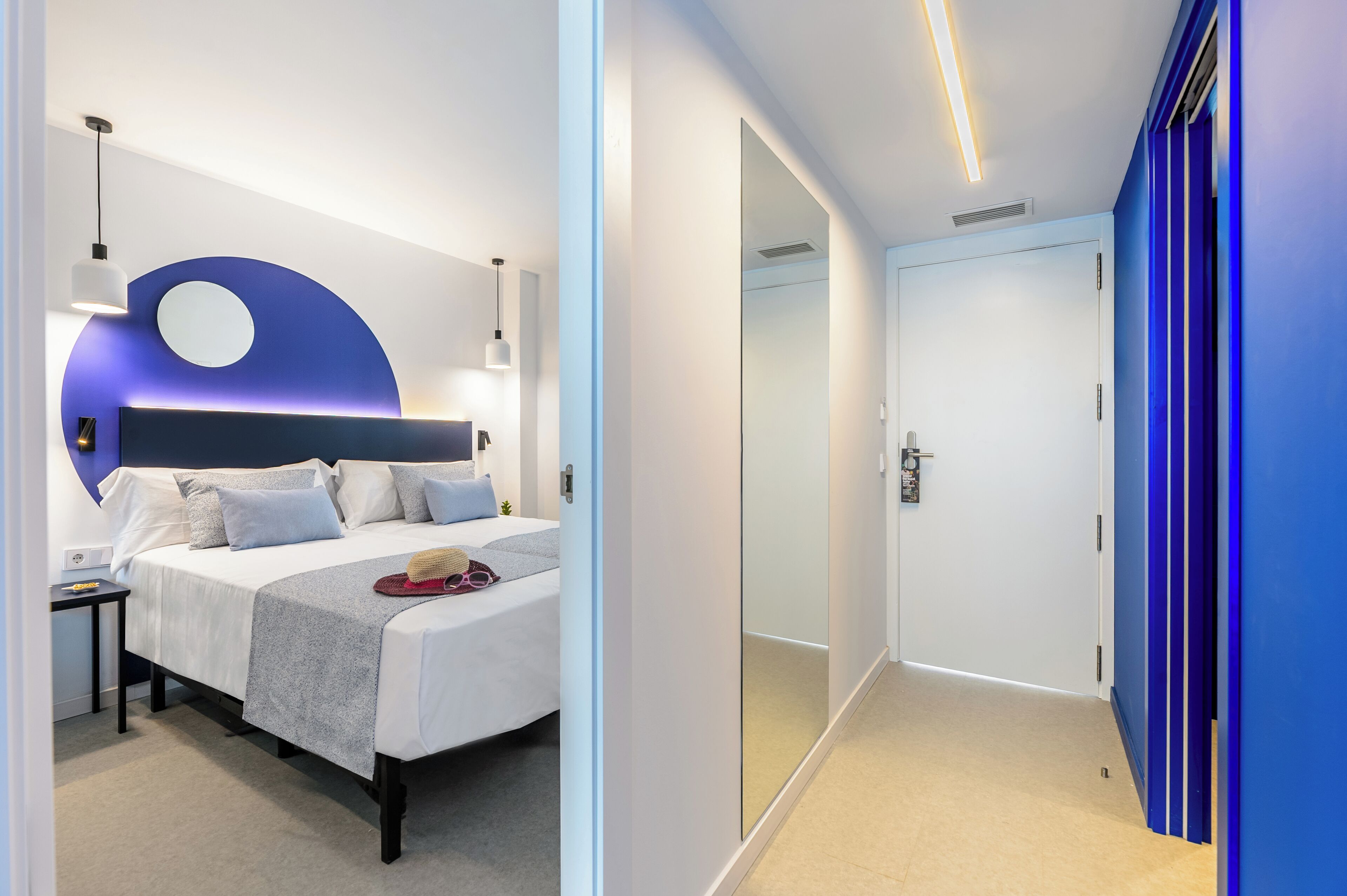 Apartamento, vistas a la piscina | Caja fuerte, espacio para trabajar con un portátil, wifi gratis