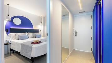 Apartamento, vistas a la piscina | Caja fuerte, espacio para trabajar con un portátil, wifi gratis