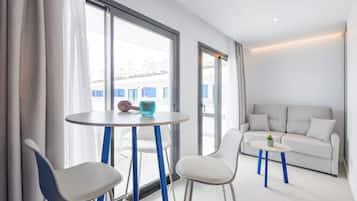 Appartement, uitzicht op zwembad | Woonruimte | Een 32-inch televisie met satellietzenders