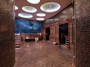 Salas de tratamiento para parejas, un sauna, una bañera de hidromasaje