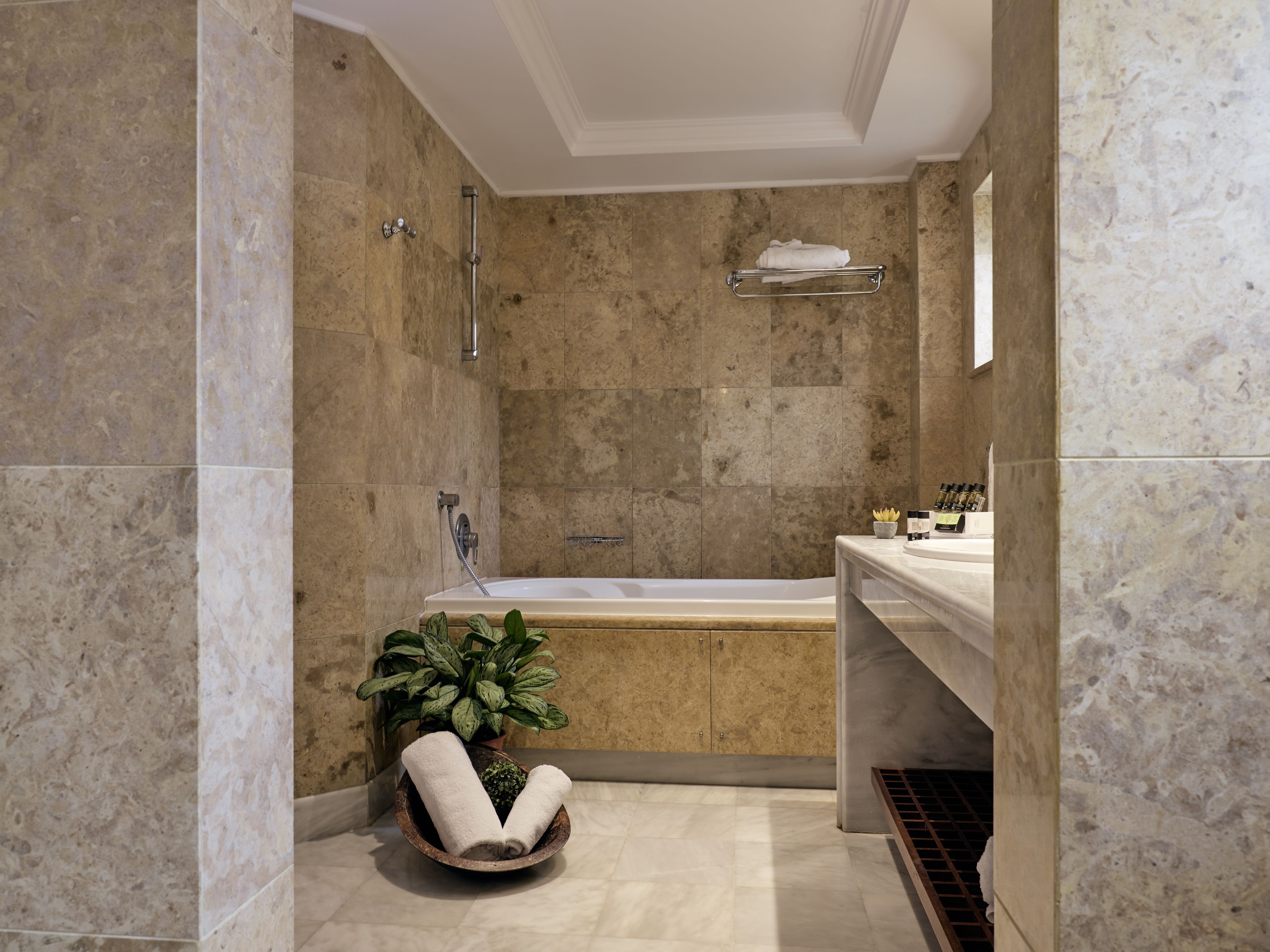 suite, 1 bedroom | bathroom | shower, free toiletries, hair dryer, bathrobes