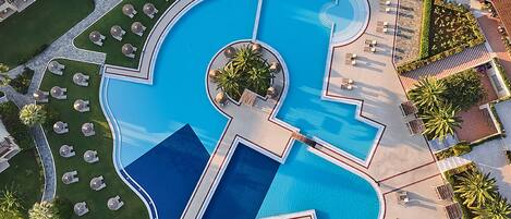 Hồ bơi trong nhà, 4 hồ bơi ngoài trời, dù/ô trên bãi biển/hồ bơi