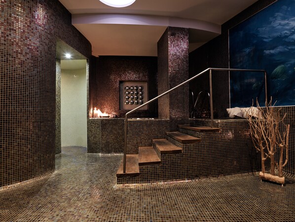 Salas de tratamiento para parejas, sauna y tina de hidromasaje 