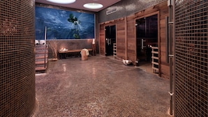 Zona de spa con un gran mural, un banco de madera y un diseño de techo circular.