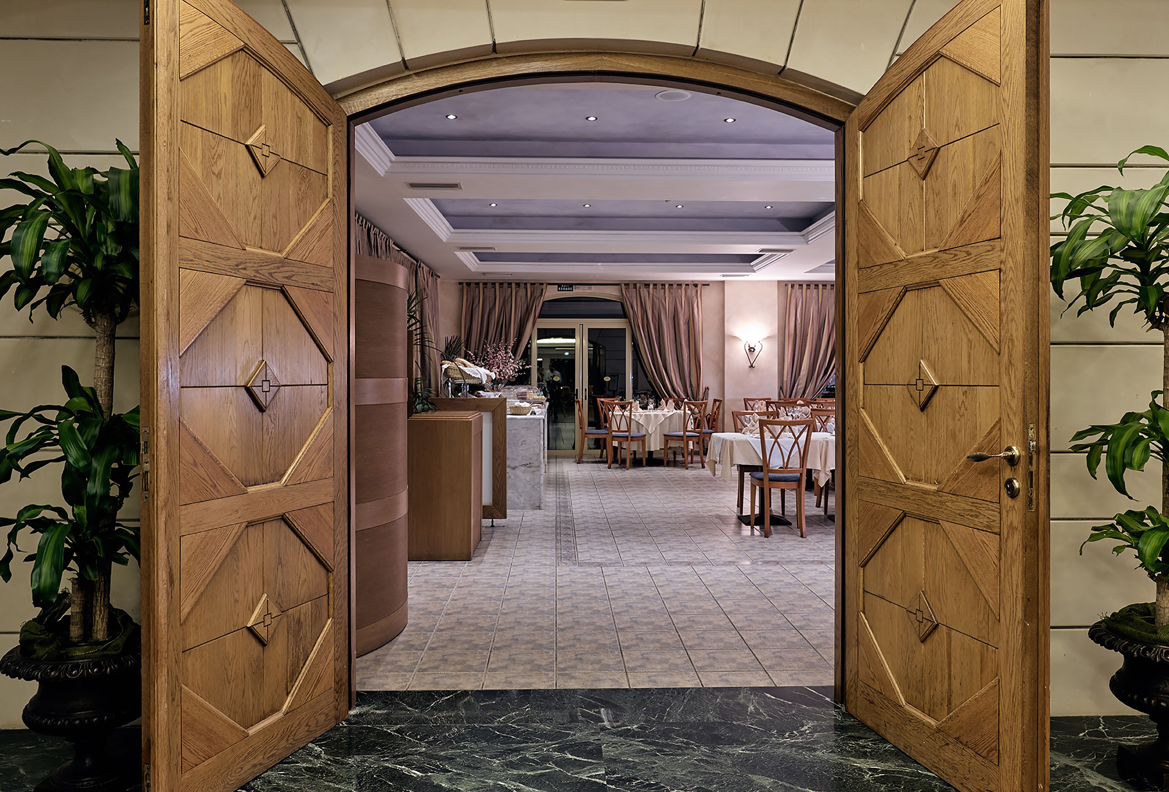 4 restaurants, breakfast, lunch served; local and international cuisine