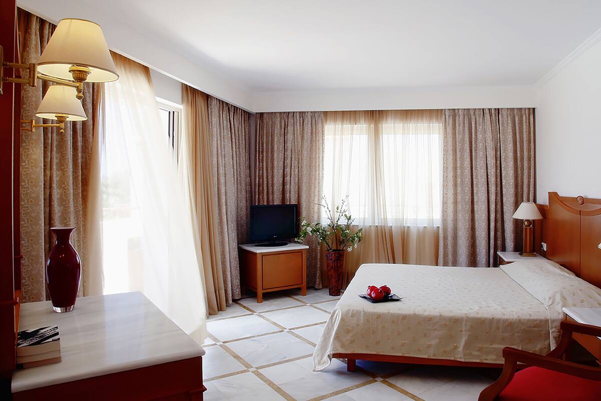suite, 1 bedroom | 1 bedroom, minibar, in-room safe, desk