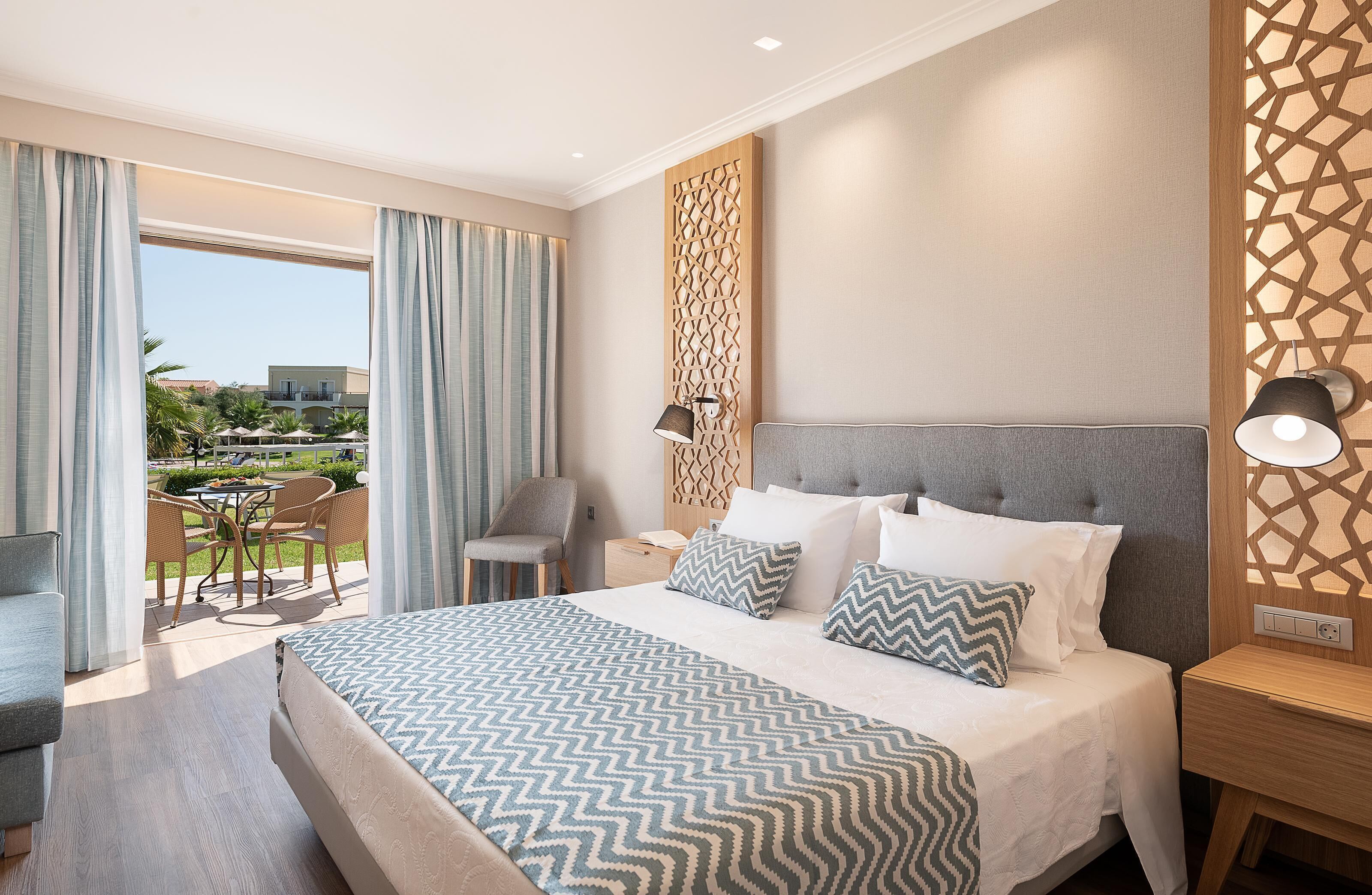 Minibar, Zimmersafe, Schreibtisch, laptopgeeigneter Arbeitsplatz