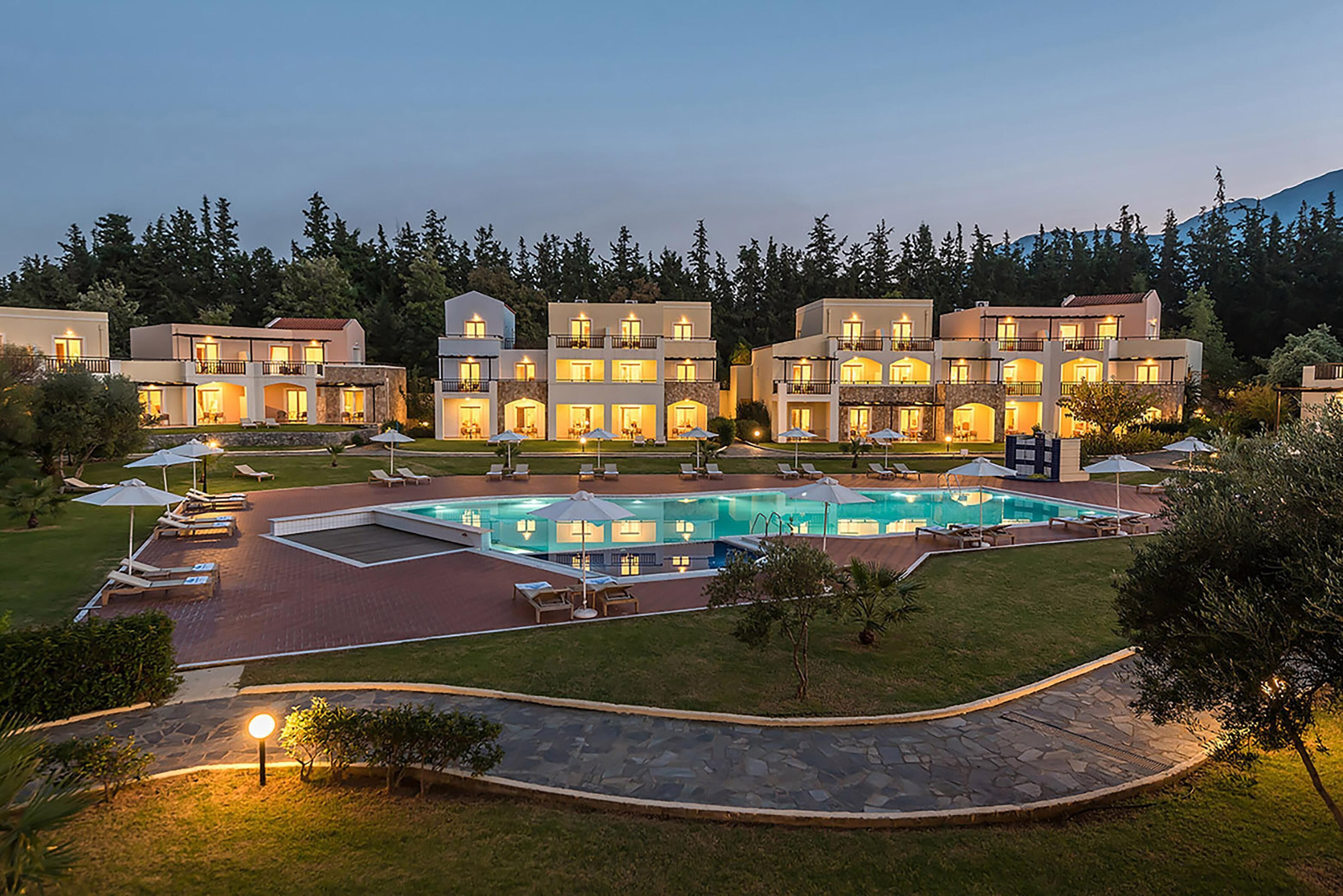 Ein Resort mit mehreren Gebäuden, einem Swimmingpool und Außenbereichen zum Verweilen.