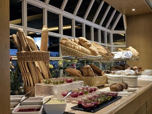 4 restaurantes; se sirven desayunos, comidas y cenas