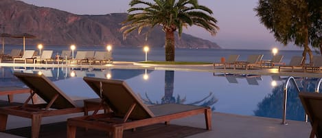 Una piscina techada, 4 piscinas al aire libre, sombrillas