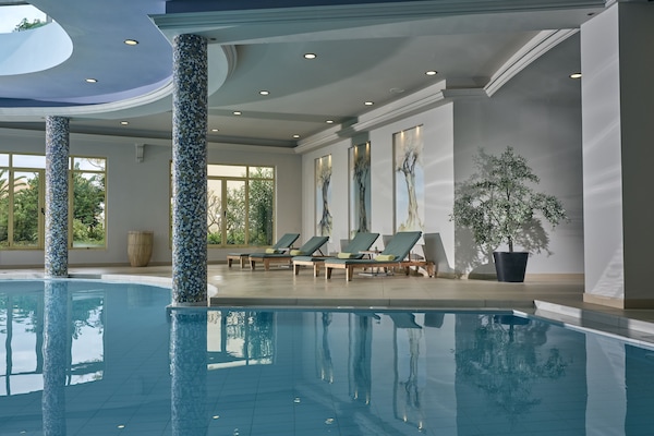 Couples treatment room(s), sauna, hot tub, steam room