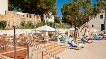 4 outdoor pools, sun loungers