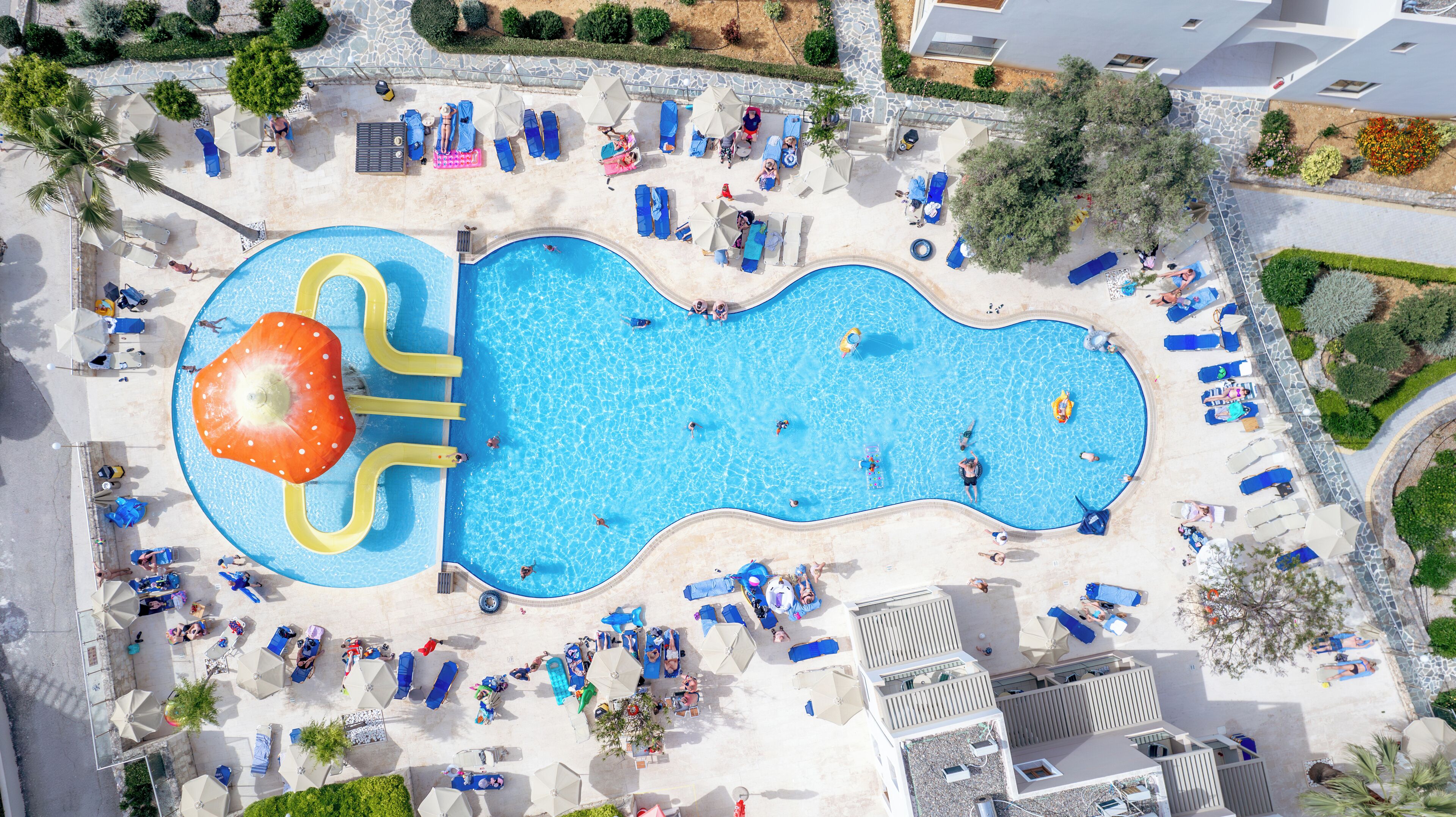 4 outdoor pools, sun loungers