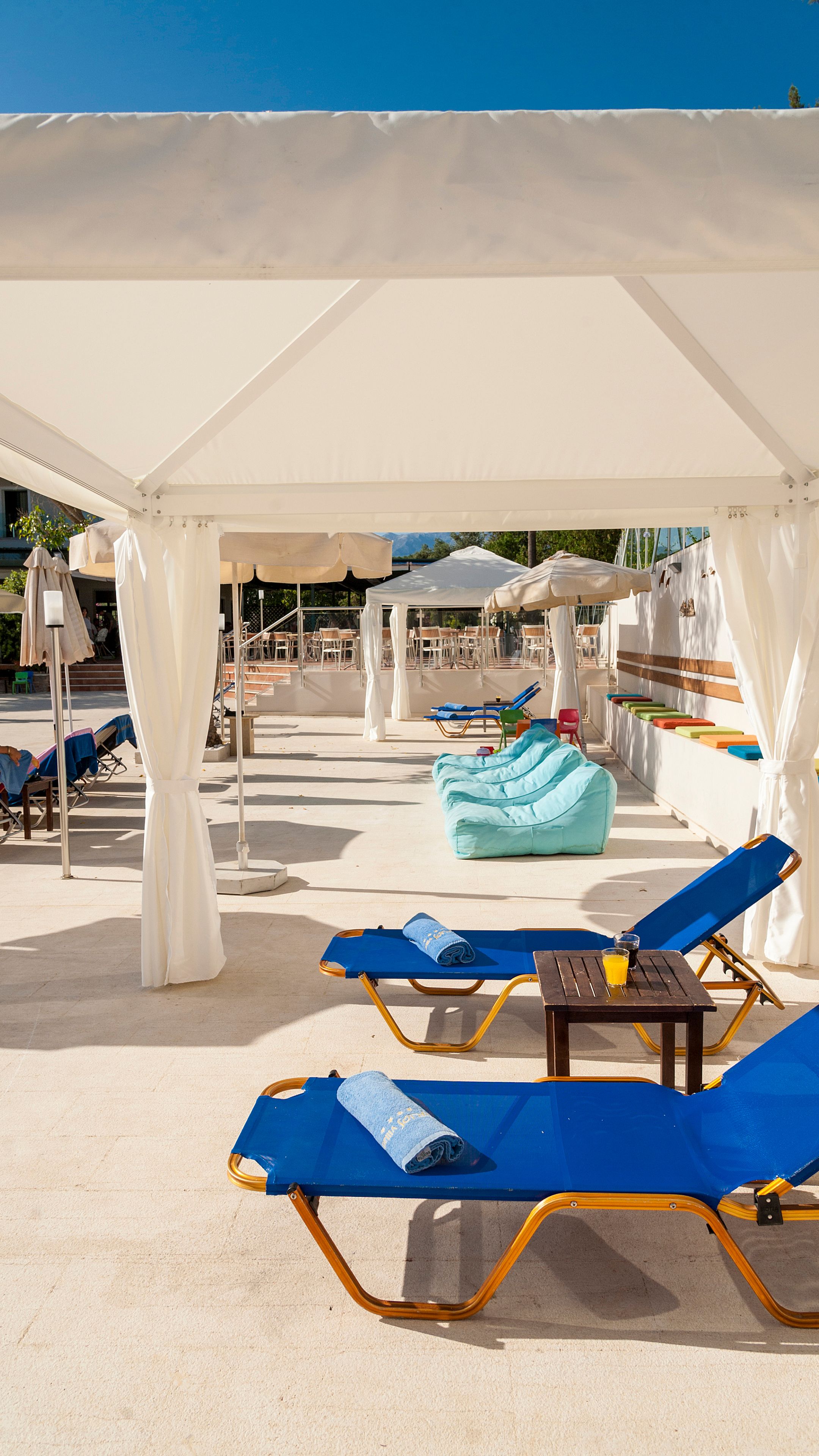 4 outdoor pools, sun loungers