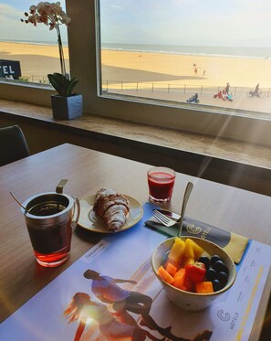 بوفيه فطور يوميًا بتكلفة قدرها (35 EUR للشخص)