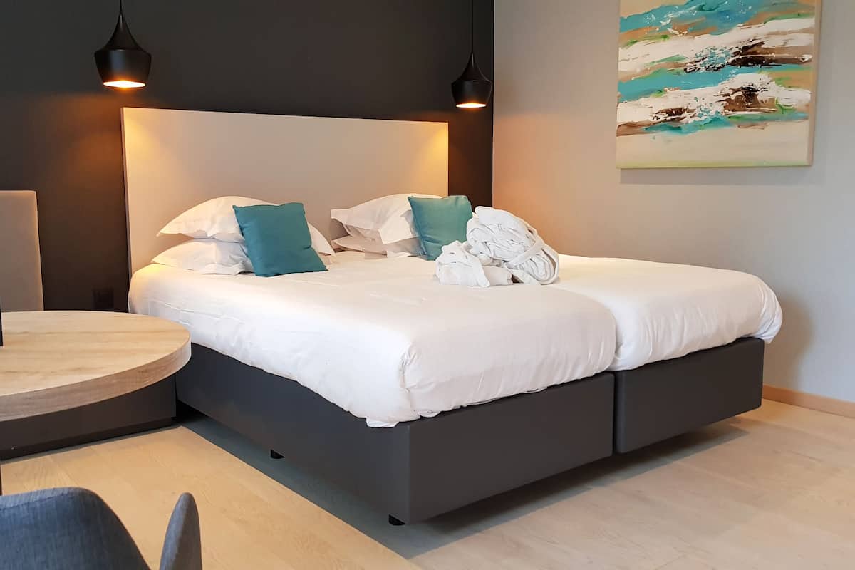 Comfort Double Room, No Sea View | Minibar, brankas, meja kerja, dan tirai kedap cahaya