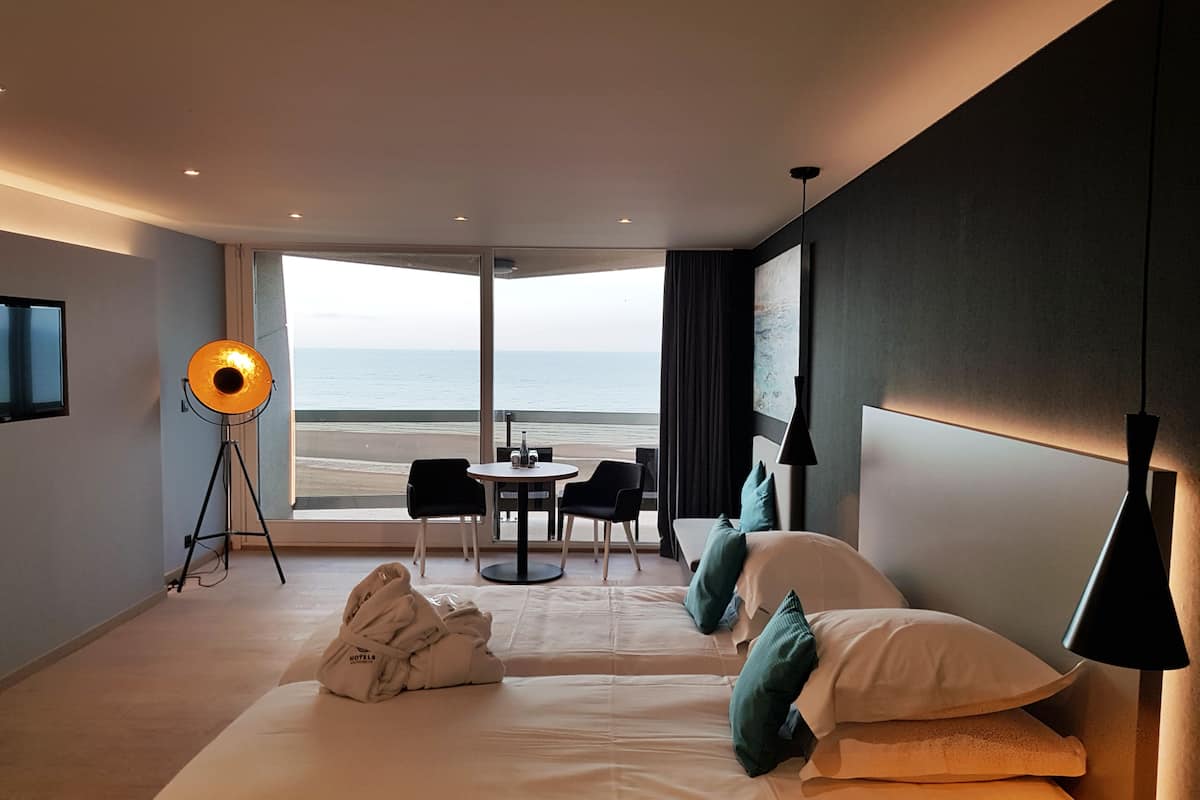junior suite double queensize, sea view | 1 bedroom, minibar, in-room safe, desk